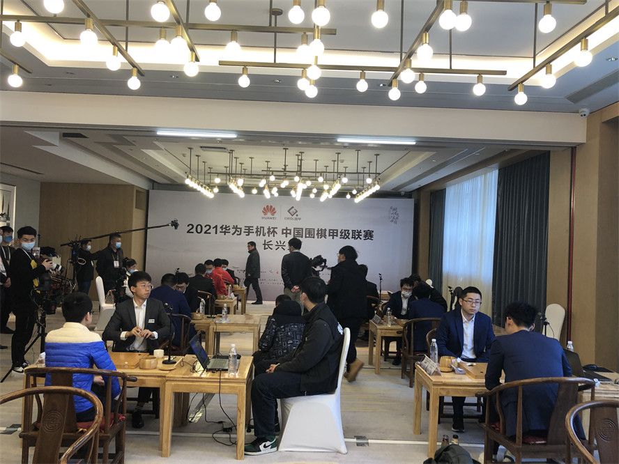 第13分钟，利物浦反击机会，萨拉赫推进到前场右路传到禁区被约翰斯通没收。